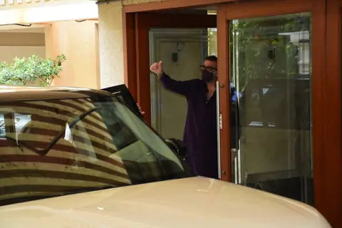 Sanjay Dutt returns home from hospital!