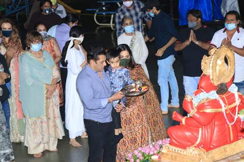 Ganesh Chaturthi 2020: Salman Khan perform Ganesh Visarjan with Family!