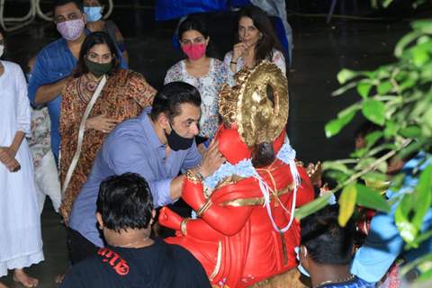 Ganesh Chaturthi 2020: Salman Khan perform Ganesh Visarjan with Family!