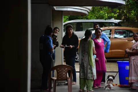Neetu Kapoor snapped performing Ganapati Visarjan!