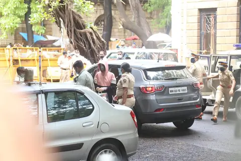 Rhea Chakraborty and brother Showik Chakraborty arrive at NCB office for interrogation!