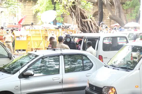 Rhea Chakraborty and brother Showik Chakraborty arrive at NCB office for interrogation!