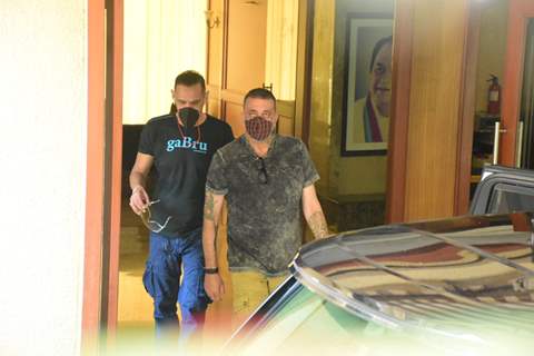 Sanjay Dutt snapped before leaving for shoot amid his Cancer Treatment!