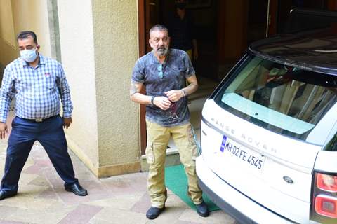 Sanjay Dutt snapped before leaving for shoot amid his Cancer Treatment!