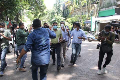 Police officers arrive at Kangana Ranaut office!