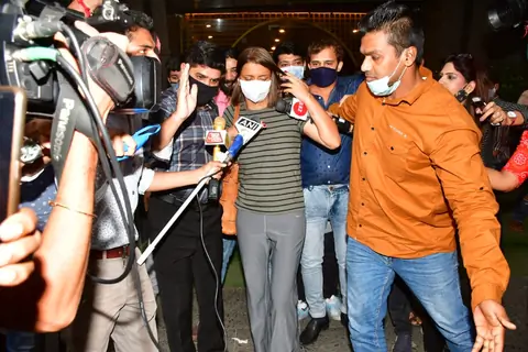 Kangana’s sister Rangoli Chandel snapped at Khar!