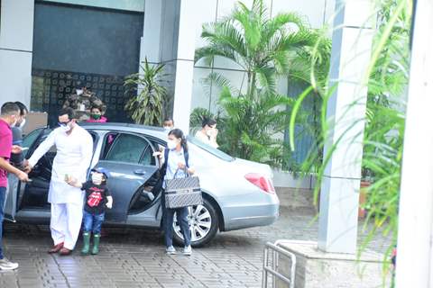Saif Ali KHan, Taimur Ali Khan and Kareena Kapoor Khan snapped at Airport