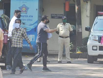 Anurag Kashyap arrives at Versova police station for questioning over Sexual Assault Allegations by Payal Ghosh!