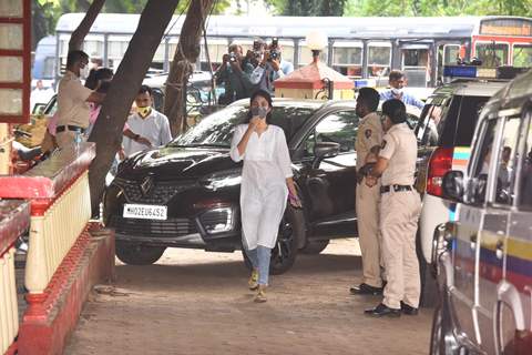 Rhea Chakraborty at Santacruz Police Station after being Bailed!