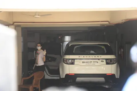 Karisma Kapoor at Kareena Kapoor's house