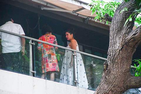 Kareena Kapoor Khan snapped in her balcony!