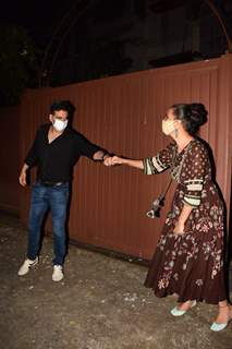 Akshay Kumar and Lara Dutta fist-bump outside her house in Bandra