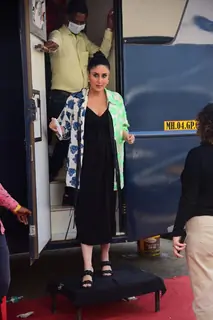Kareena Kapoor Khan completes her work commitments amid pregnancy!