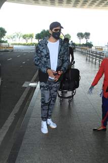 Sidharth Malhotra snapped at airport!