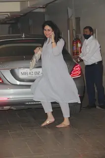 Kareena Kapoor Khan snapped at Karan Johar's residence!