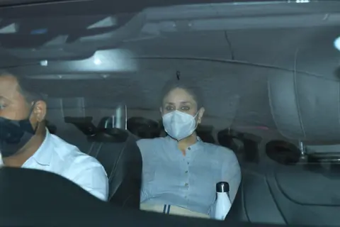 Kareena Kapoor Khan snapped at Karan Johar's residence!