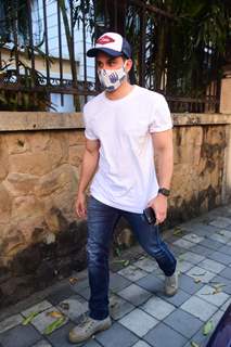 Kunal Kemmu snapped at Santacruz