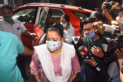 Bharti Singh and Husband Haarsh Limbachiyaa arrive at NCB office