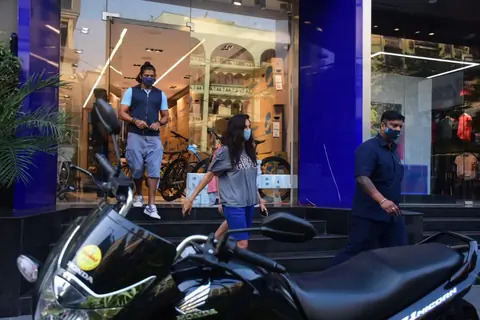 Farhan Akhtar and Shibani Dandekar snapped around the town