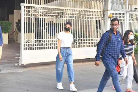 Deepika Padukone snapped at Gateway of India!