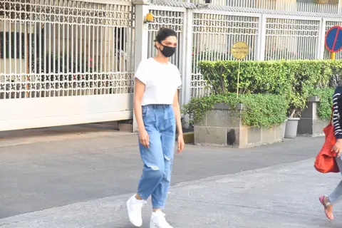 Deepika Padukone snapped at Gateway of India!