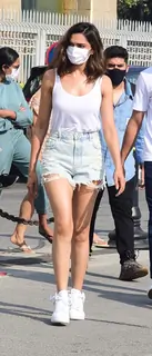 Deepika Padukone snapped at Gateway of India!