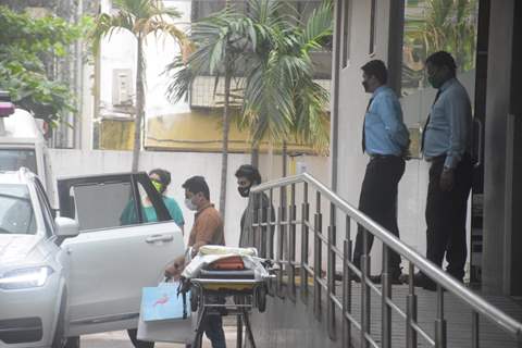 Arjun Kapoor and sister Anshula Kapoor snapped at Hinduja Hospital