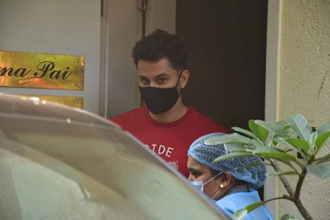 Kunal Khemu and Soha Ali Khan spotted at a clinic