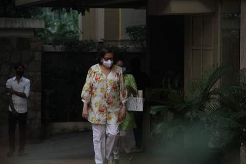 Kareena Kapoor Khan snapped with mother Babita Shivdasani and sister Karisma Kapoor