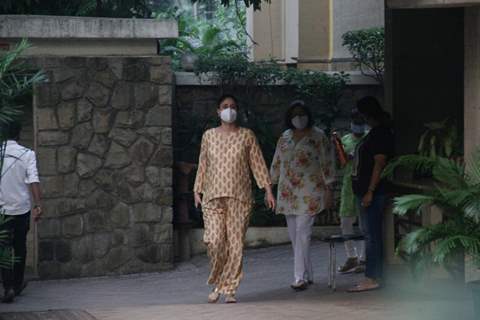 Kareena Kapoor Khan snapped with mother Babita Shivdasani and sister Karisma Kapoor