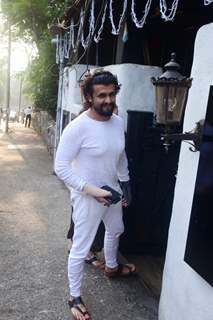 Sonu Nigam and wife snapped around the town!