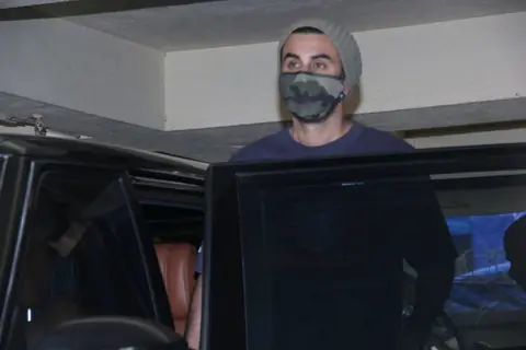 Ranbir Kapoor snapped at dubbing studio in Khar