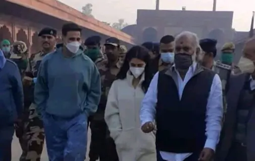 Akshay Kumar and Sara Ali Khan snapped at sets of Atrangi Re...