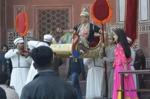 Akshay Kumar and Sara Ali Khan snapped at sets of Atrangi Re...