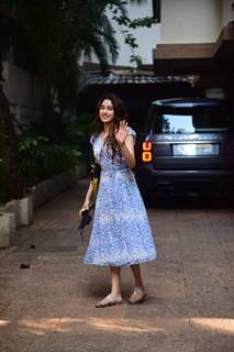 Janhvi Kapoor snapped at Juhu