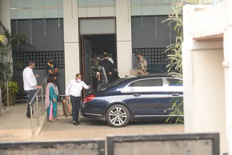Ranveer Singh and Deepika Padukone return from New Year vacation!