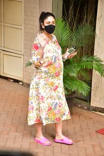 Mommy-to-be Kareena Kapoor Khan snapped at Bandra