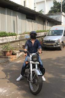 Kartik Aaryan snapped at shoot location in Filmcity