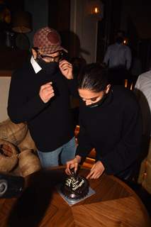 Deepika Padukone celebrates birthday with Paparazzi