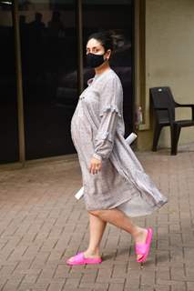 Mommy-to-be Kareena Kapoor Khan snapped at Bandra!