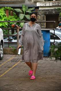 Mommy-to-be Kareena Kapoor Khan snapped at Bandra!