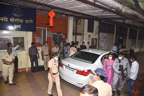 Kangana Ranaut with sister Rangoli at Bandra Police Station