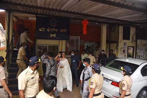 Kangana Ranaut with sister Rangoli at Bandra Police Station