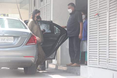 Mommy-to-be Kareena Kapoor Khan snapped at clinic in Bandra