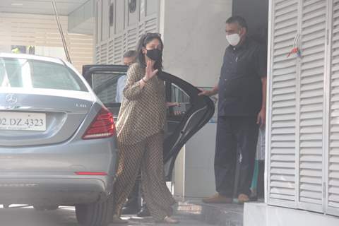 Mommy-to-be Kareena Kapoor Khan snapped at clinic in Bandra