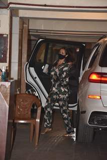 Malaika, Amrita and Karisma spotted arriving at Kareena Kapoor's residence