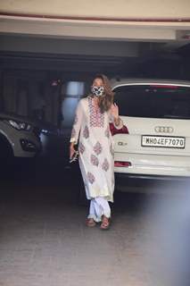 Amrita Arora snapped at Kareena Kapoor's residence