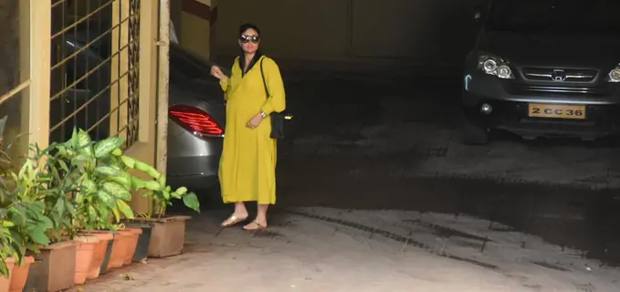 Kareena Kapoor snapped at Bandra