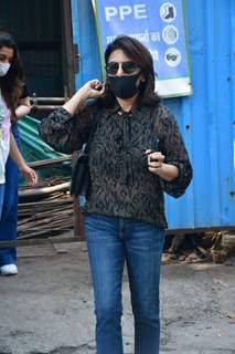 Neetu Kapoor snapped at Pali Hill, Bandra