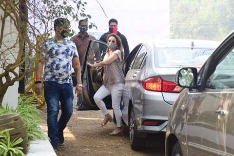 Dhawan family arrives at wedding venue in Alibaug…